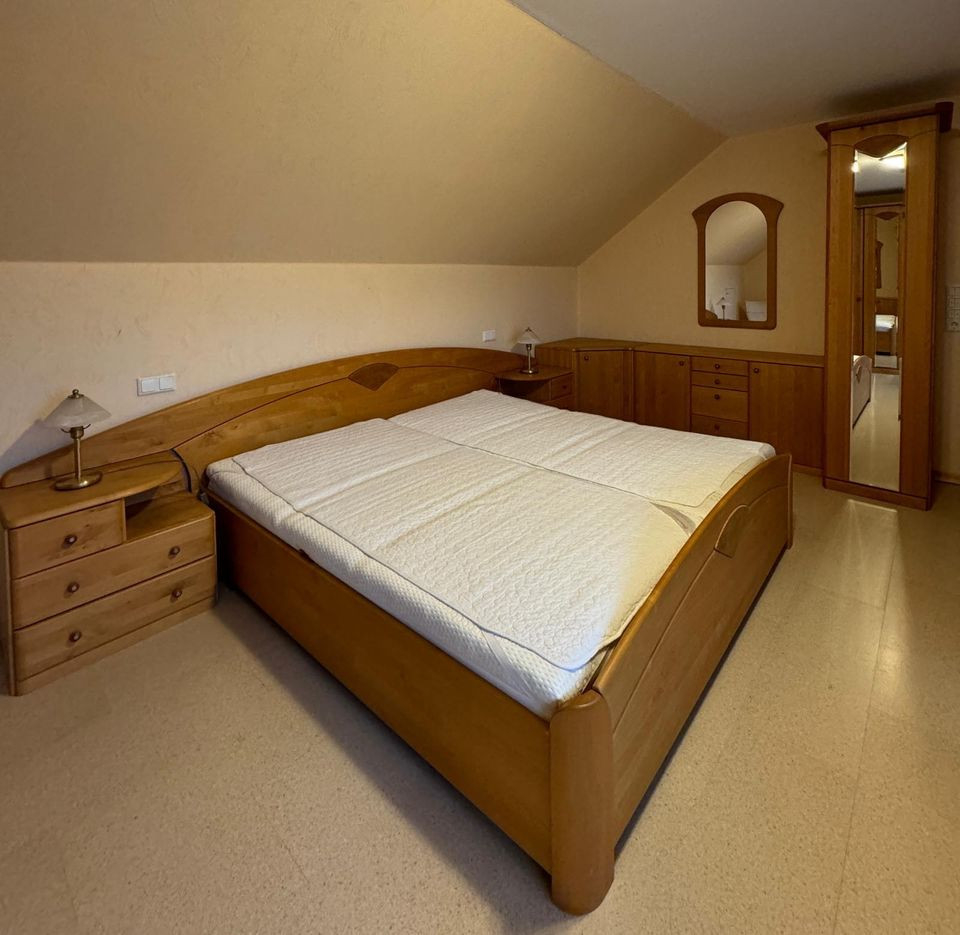 Schlafzimmer Aus Massivholz 2X2M Bett, Gr. Kleiderschrank &amp; Mehr with regard to Schlafzimmer Ebay Kleinanzeigen